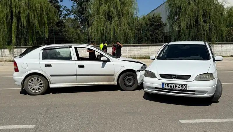 İki Otomobil Çarpıştı, Kaza Sonucu İki Kişi Yaralandı!
