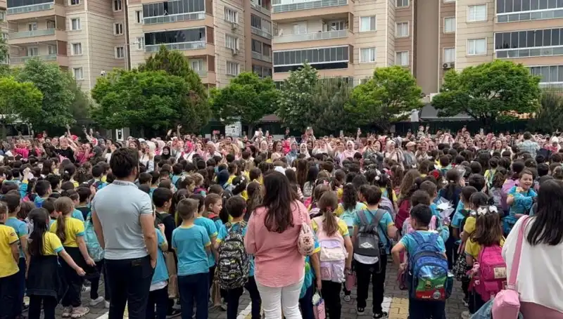 Öğrencilerden Annelerine Unutulmaz Sürpriz: Duygusal Anlar Yaşandı