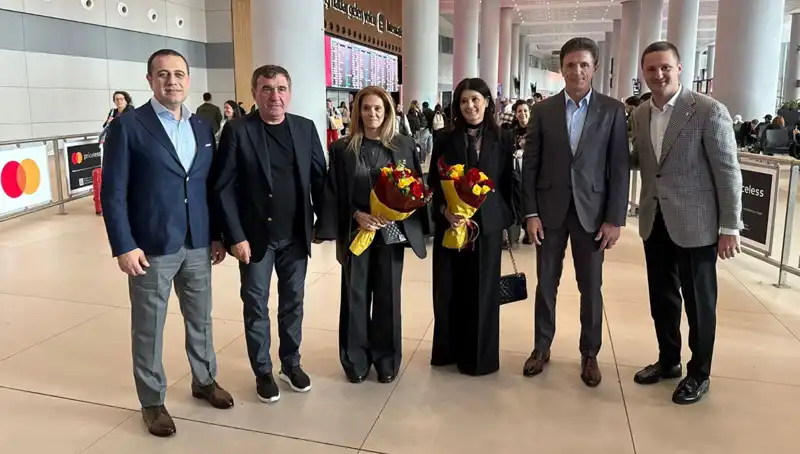 Hagi ve Popescu İstanbul'da Futbolseverlerle Buluştu: Anılar, Eğlence ve Duygular