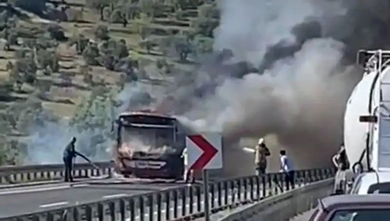 İzmir'de Facia: Güvenli Yolculuk İçin Belediye Otobüsü Alev Alev Yandı