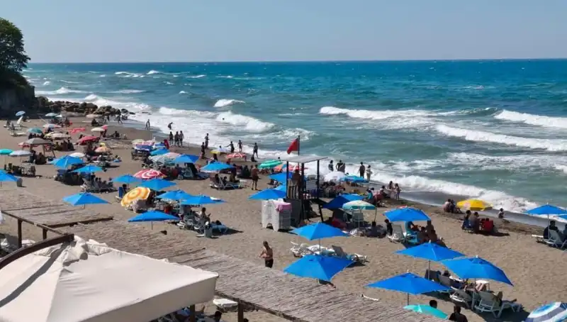 Akçakoca'da Deniz Yasağı: Vatandaşlar Tatil Planlarını Yeniden Gözden Geçiriyor