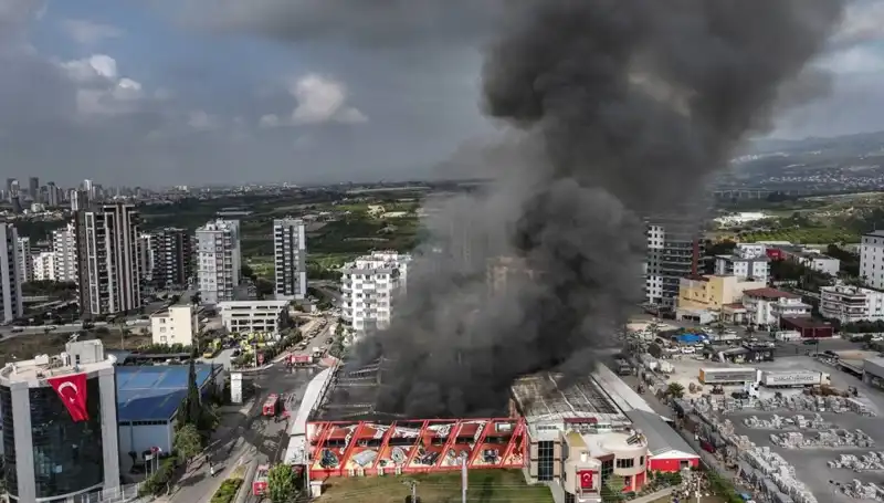 Mersin'deki Fabrika Yangını: Ekipler TOMA ile Olay Yerine Sevk Edildi