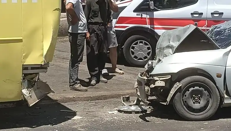 Halk Otobüsü ile Otomobil Çarpıştı: İki Yaralı Durumda