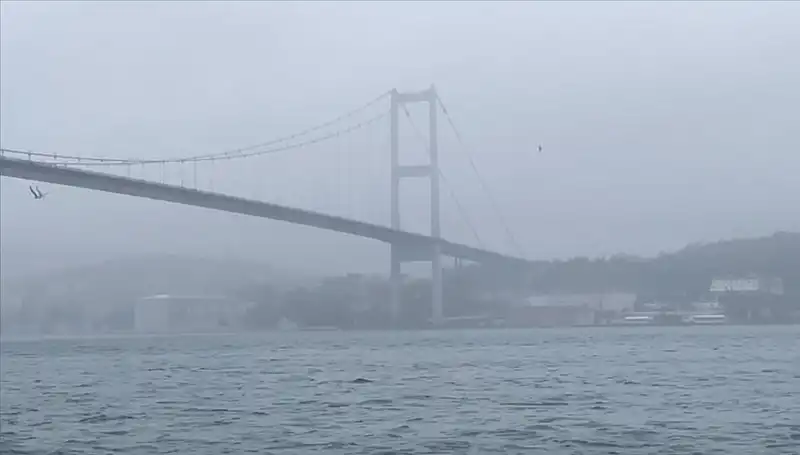 İstanbul Boğazı’nda Sis Nedeniyle Gemi Trafiği Durma Noktasına Geldi