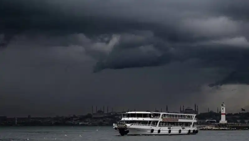 İstanbul'da Sağanak Yağış Uyarısı: Hava Durumu Pazar Günü Değişiyor!