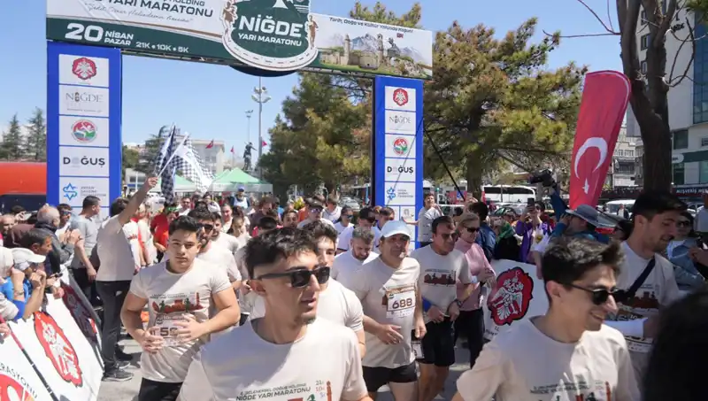 Doğuş Holding Niğde Yarı Maratonu'nda Spor Tutkunları Yarıştı: 518 Katılımcı Heyecanla Koştu!
