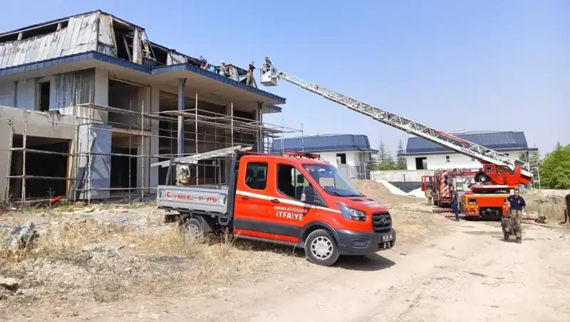 Ankara Gölbaşı'nda Villa Alanında Şiddetli Yangın: Endişe Verici Görüntüler
