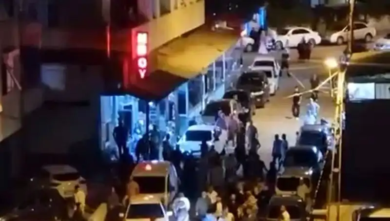 Düğün Çıkışı Gerilim Dolu Anlar: Araba Kalabalığın İçine Daldı!