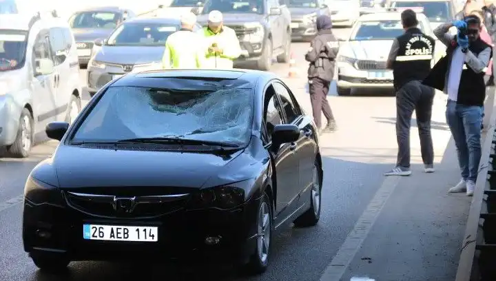 Polis Kimlik Sordu, Köprüden Atlayıp Arabanın Üstüne Düştü: O Anlar Kamerada!