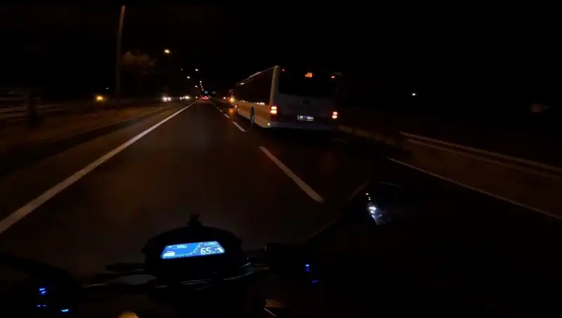 Otobüs Kazasında 41 Yaşındaki Adam Ağır Yaralandı, Hayata Dönüp Dönmeyeceği Merak Ediliyor