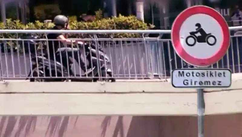 Üst Geçitte Motokuryelerin Kargaşası: Geçiş Zorluğu ve Tepkiler Artıyor