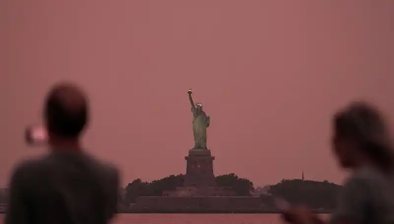 Kanada Yangınlarından Yükselen Duman, New York'un Gökyüzünü Karanlığa Bürüdü