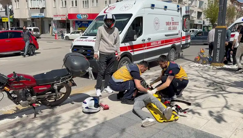 Aksaray'da Motosiklet Çarpışması: İki Genç Yaralandı!