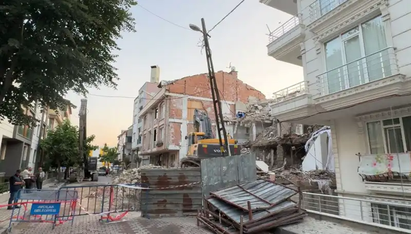 Yıkım İşlemleri Sırasında Koptu: İki Sokak Karanlığa Gömüldü