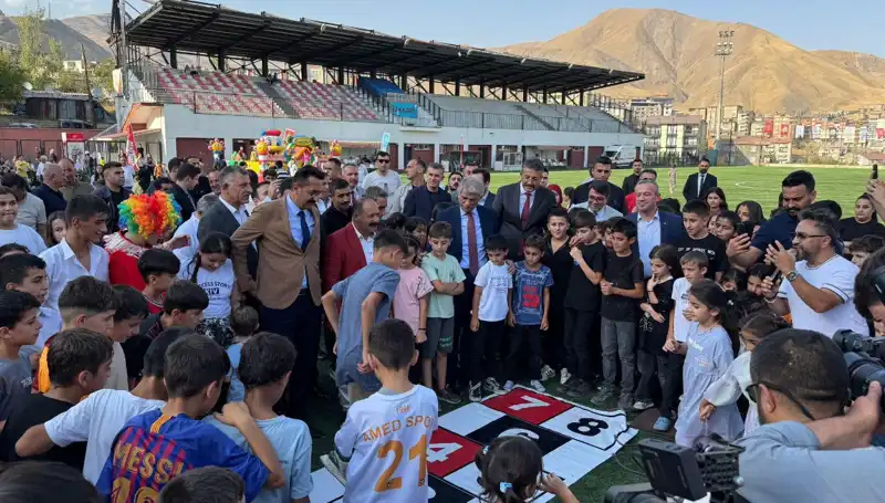 Hakkari'de Bir Anadolu Şenliği Coşkusu Tüm Şehri Sardı