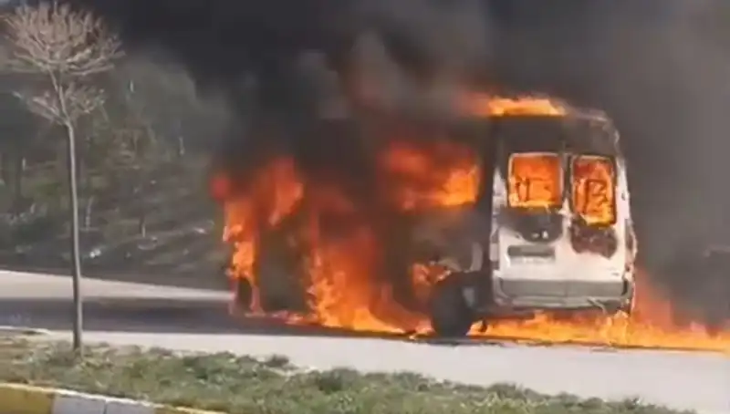 Havalimanı Servis Aracı Alev Alev Yandı, Panik Hüküm Sürdü