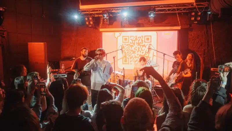 Savaşın Ortasında Bir Konser: Şehirdeki Çelişkiler ve Yaşam Mücadelesi