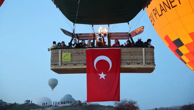 Kapadokya'da 23 Nisan Coşkusu: Balonlar Türk Bayraklarıyla Gökyüzünü Şenlendirdi