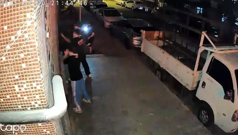 Abinin Selamı Var Diyerek Saldırdılar: Etek Giydirip Darp Ettiler!