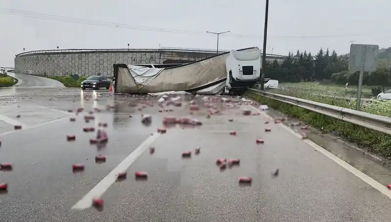 TIR Devrildi, İçkiler Yola Saçıldı: Kaza Neden Oldu?
