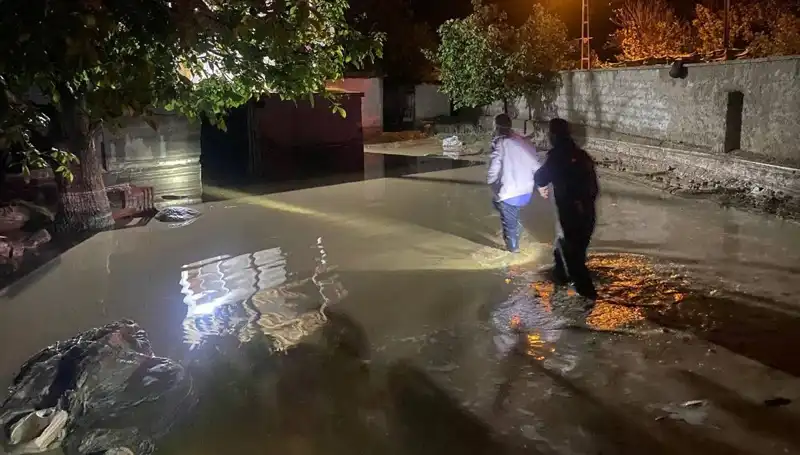 20 Dakikalık Yağmur Sonrası Sel Felaketi: 1 Ev Çöktü, 3 Ev Boşaltıldı