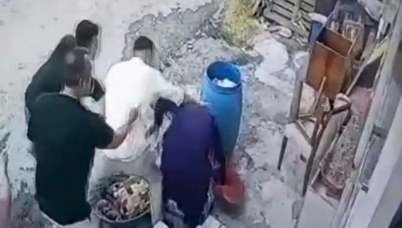 Başakşehir'de İnanılmaz Olaya İki Jenerasyonun Karışması: Baba ve Oğul Kadını Darbetti