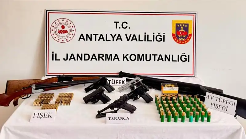 Antalya'da Ruhsatsız Silah Operasyonu: Çok Sayıda Silah Ele Geçirildi