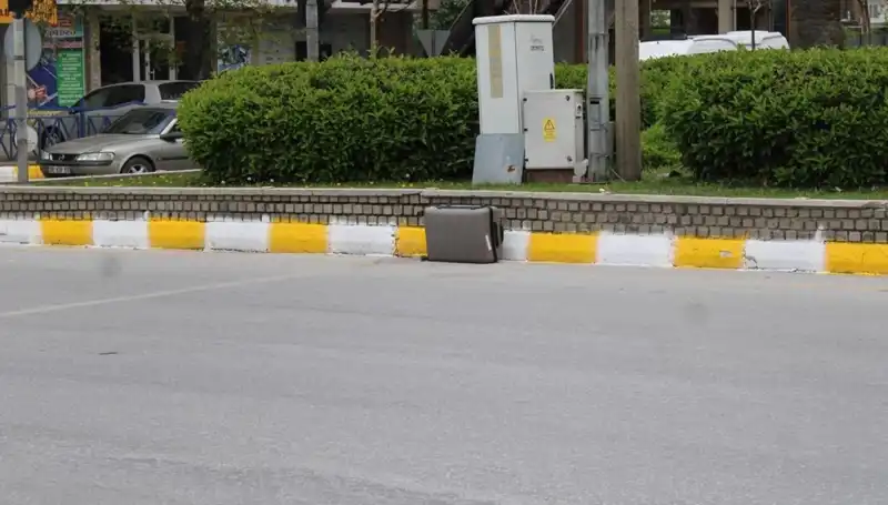 Minibüsten Düşen Valiz, Gizemiyle Polisi Harekete Geçirdi