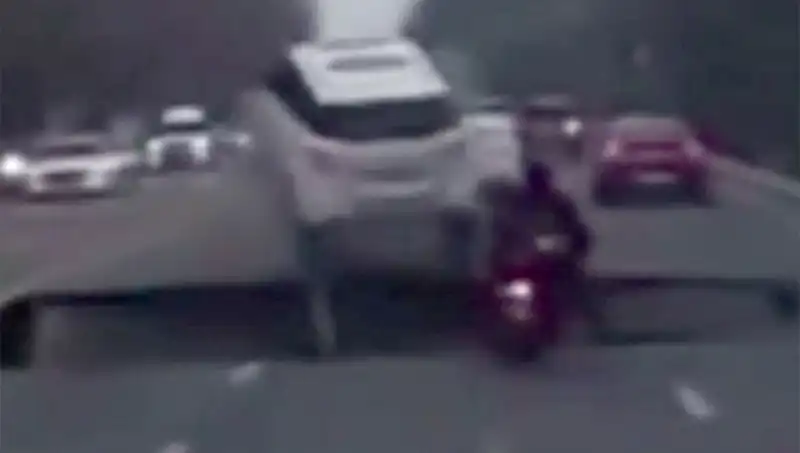 Güney Kore Otoyolunda Dev Çukur: Motosiklet Yutuldu!