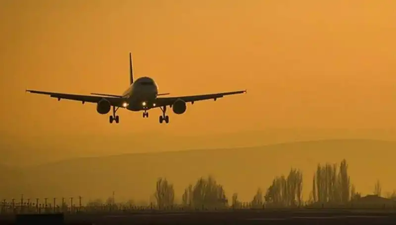 Çin'de Yolcu Uçağı Zorunlu İniş Yaptı: Sebepler ve Detaylar