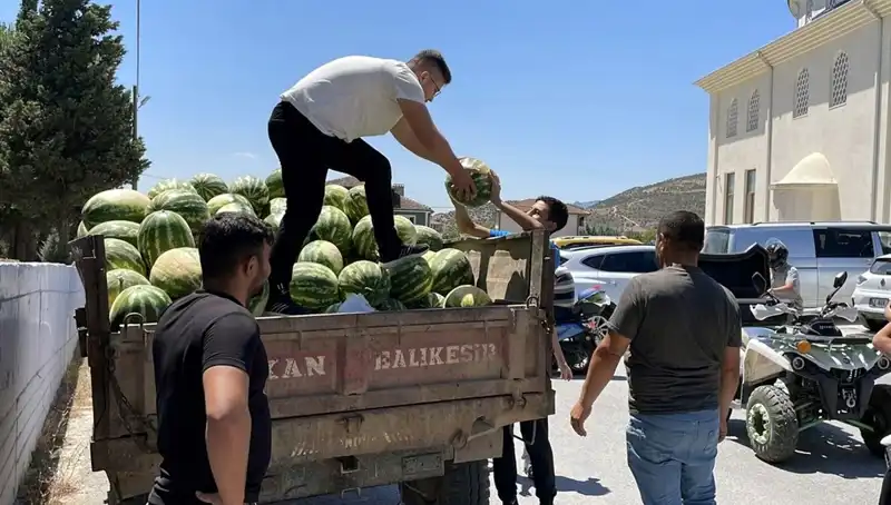 Yazın Sıcaklarına Eşsiz Bir Set: Bedava Karpuz Dağıtımı!