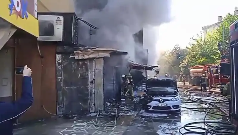 Ümraniye'de Hediyelik Eşya Dükkanında Yangın: Panik ve Kayıplar