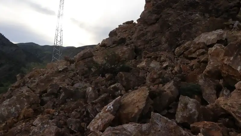 Erzurum’da Heyelan: Dev Kayalar Yolu Ulaşımı Tamamen Kesti!