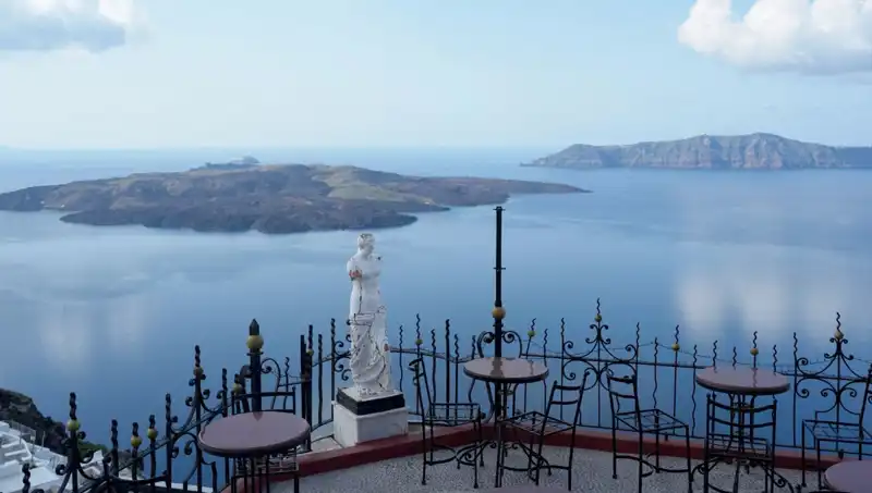 Santorini'de Tedirgin Bekleyiş: Ada Sulara Gömülebilir Mi?