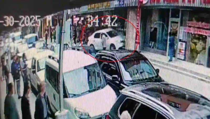 Alkollü Sürücü Mağazaya Dalınca İki Çocuk Son Anda Kurtuldu!
