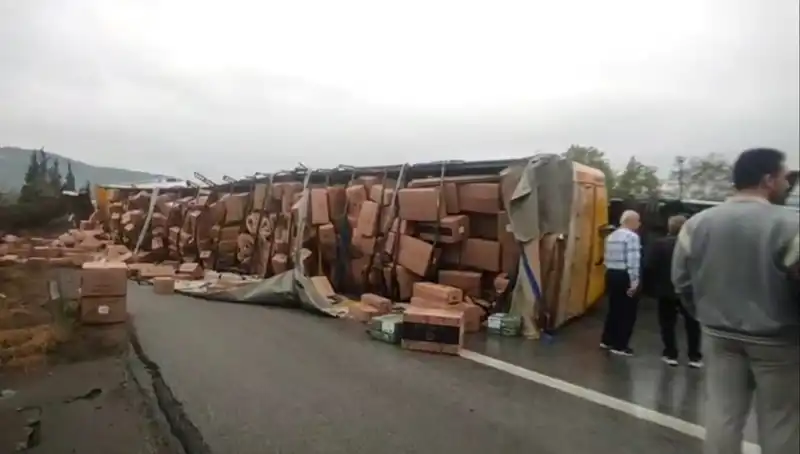 TEM Otoyolu'nda TIR Devrildi, Ankara Yolu Trafolu Kapatıldı!
