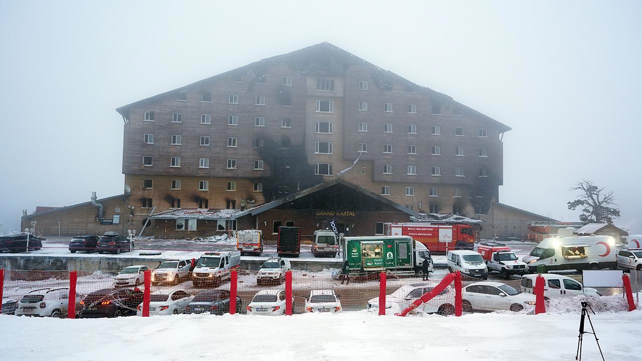 Kartalkaya'daki Otel Yangınında Ekiplerin Çalışmaları Sürüyor