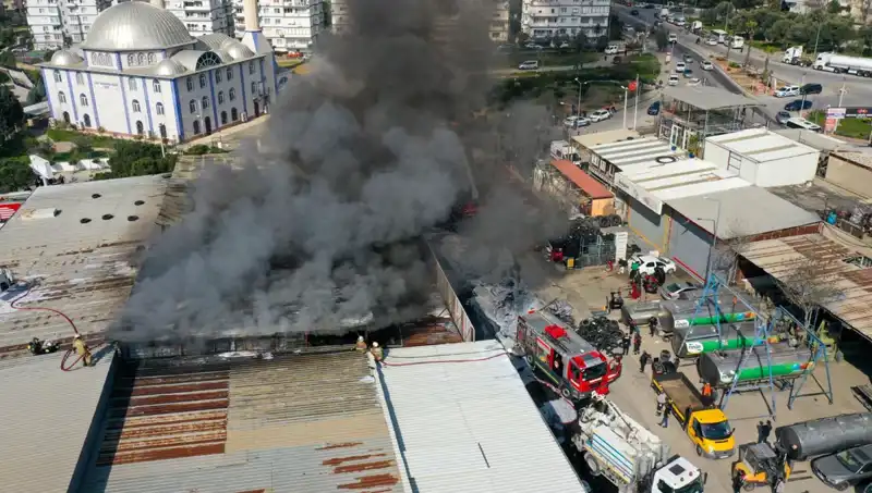 İzmir’de Oto Lastik Atölyesinde Korkutan Yangın: Tüm Detaylar Burada!