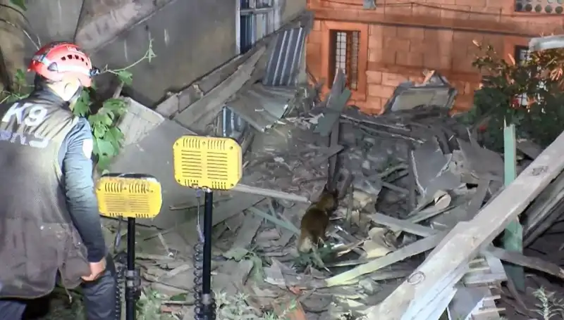 İstanbul'da Deprem Sonrası Çöken Bina, Okayla Sarsıntının Etkilerini Gösterdi