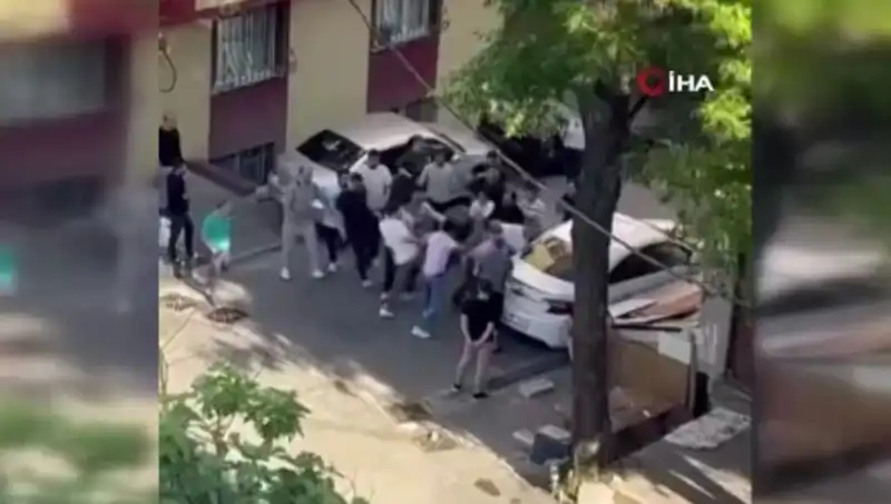 Kapıları Zorlayan Madde Bağımlısına Dört Kişilik Meydan Dayağı