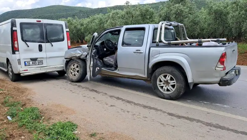 Bursa'da Minibüs ve Kamyonet Çarpıştı: Detaylar ve Yaralıların Durumu