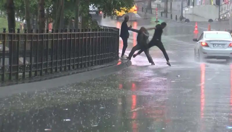 İstanbul ve İzmir'de Meteorolojiden Turuncu Kodlu Alarm: Hava Durumu Tehlikesi!