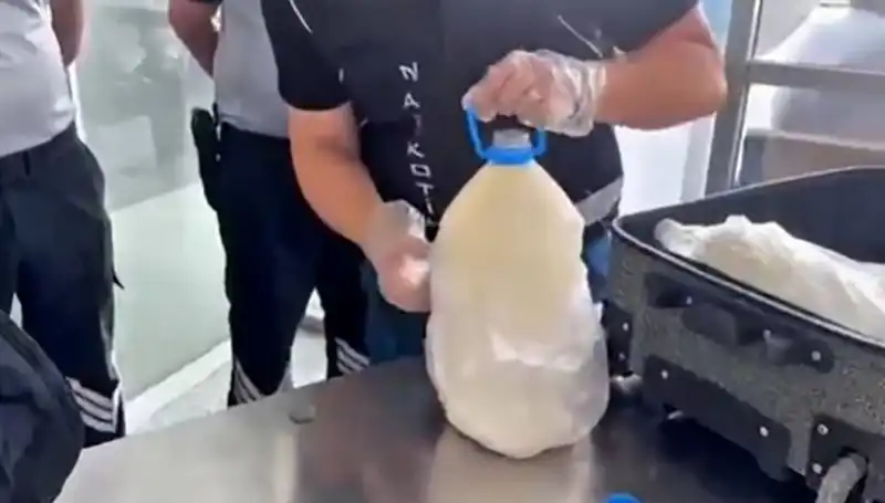 Havalimanında Şaşırtan Ele Geçirme: Süt Şişesinde 12 Kilo 800 Gram Uyuşturucu!