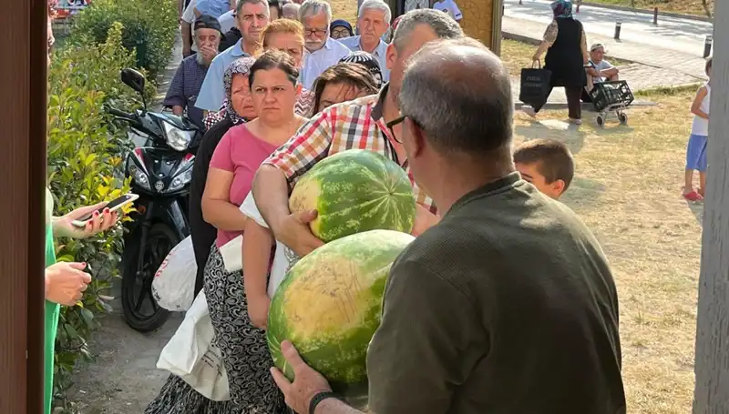 Tarlalarda Hasat Coşkusu: Ürünler Bedava Dağıtıldı