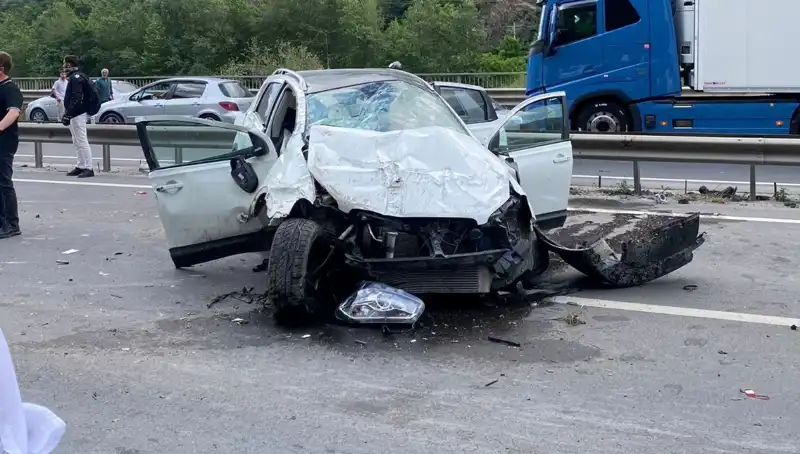 Beton Kanal ve Bariyerlere Çarpan Araçta Üç Yaralı!