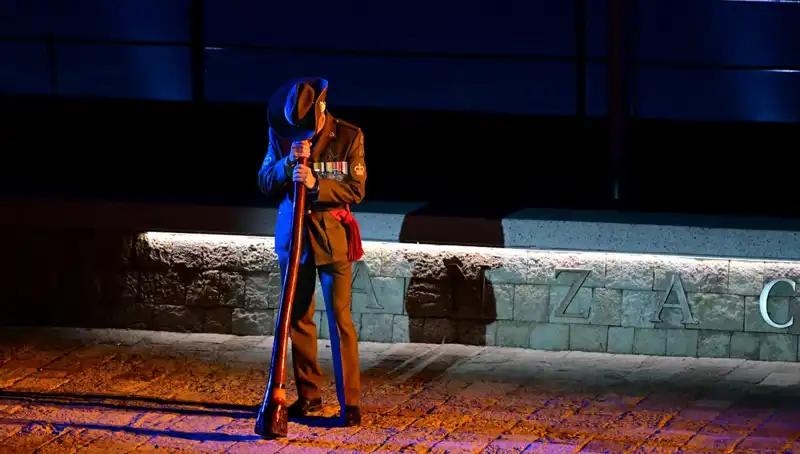 Anzak Koyu'nda Duygu Dolu "Şafak Ayini" Coşkusu