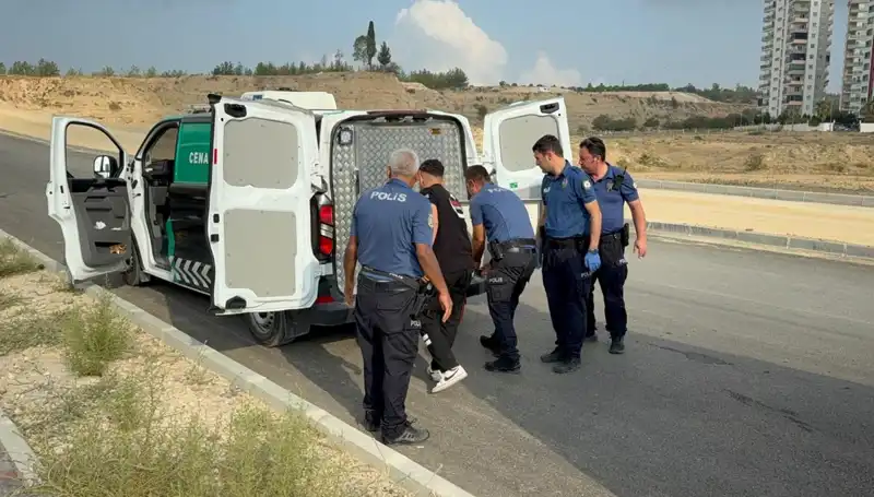 Yolda Bulunan Gizemli Ceset, Policilere Endişe Yarattı