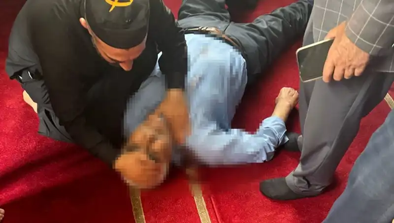 Camide Namaz Kılarken Dehşet Anları: Bıçaklı Saldırı Gerçekleşti