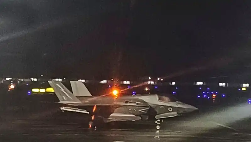 Hindistan'da Mahsur Kalan İngiliz Savaş Uçağı 5 Haftalık Çabaların Ardından Uçabildi