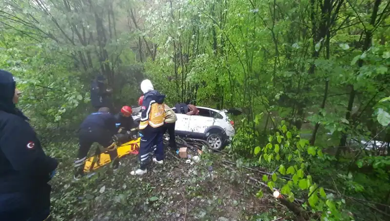 Direksiyon Kontrolünü Kaybeden Araç, Ormana Uçarak Feci Bir Kaza Yaptı